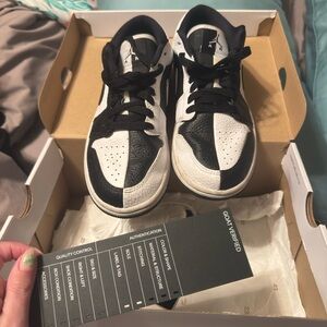 Jordan woman’s Black and White Sneakers